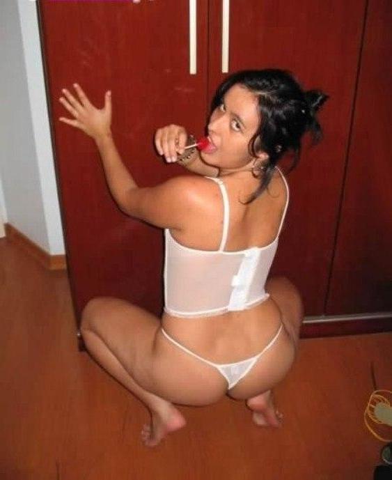 16P Pictures of a naked blonde naked in her bedroom