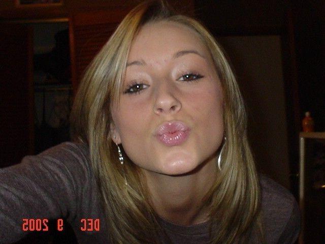 16P Pictures of a naked blonde naked in her bedroom