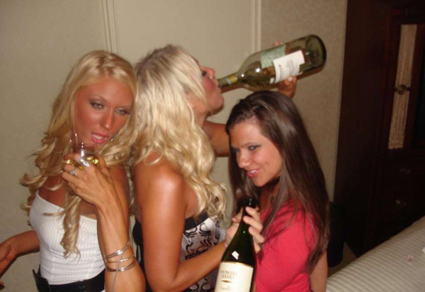 15P Amateur drunk babes at party