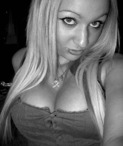 16P My sexy wife is showing me her hot body in these sexy pics