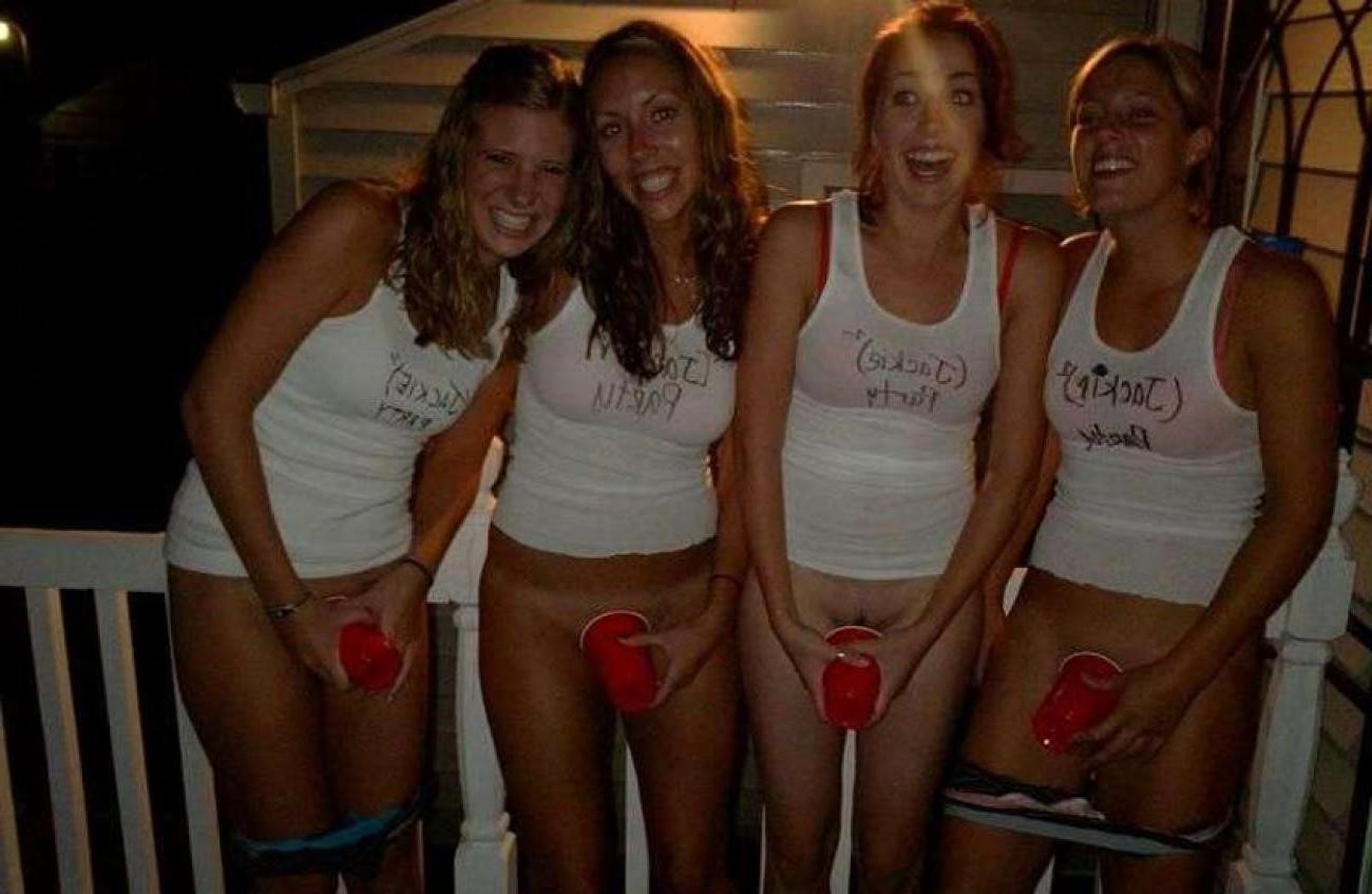 16P Hot naked babes making good use of their camera phones