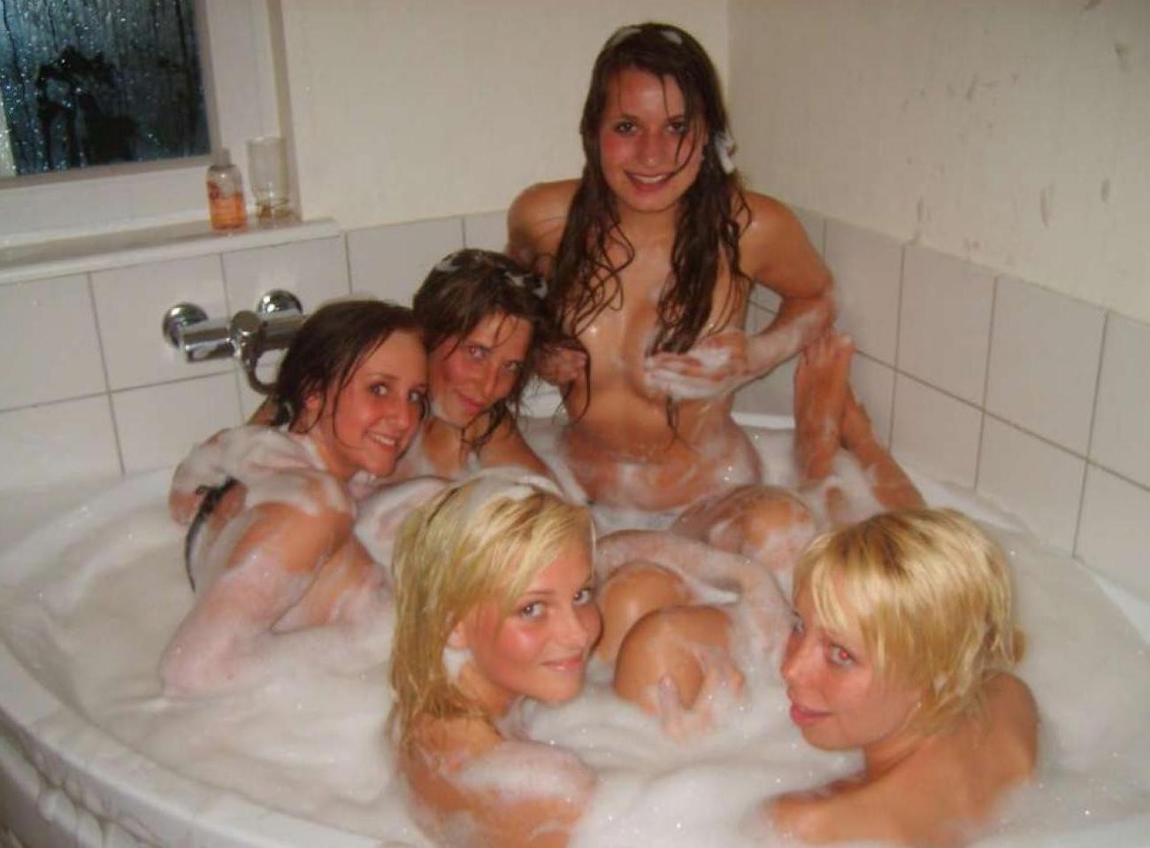 16P Hot naked babes making good use of their camera phones