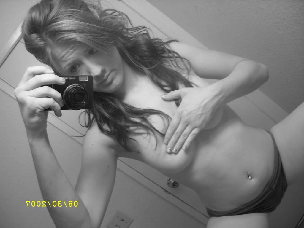 16P Pictures of a naked blonde naked in her bedroom