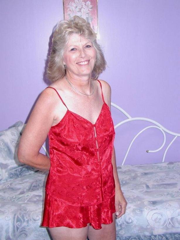16P Classy granny in sexy red lingerie spreads hairy pussy on cam