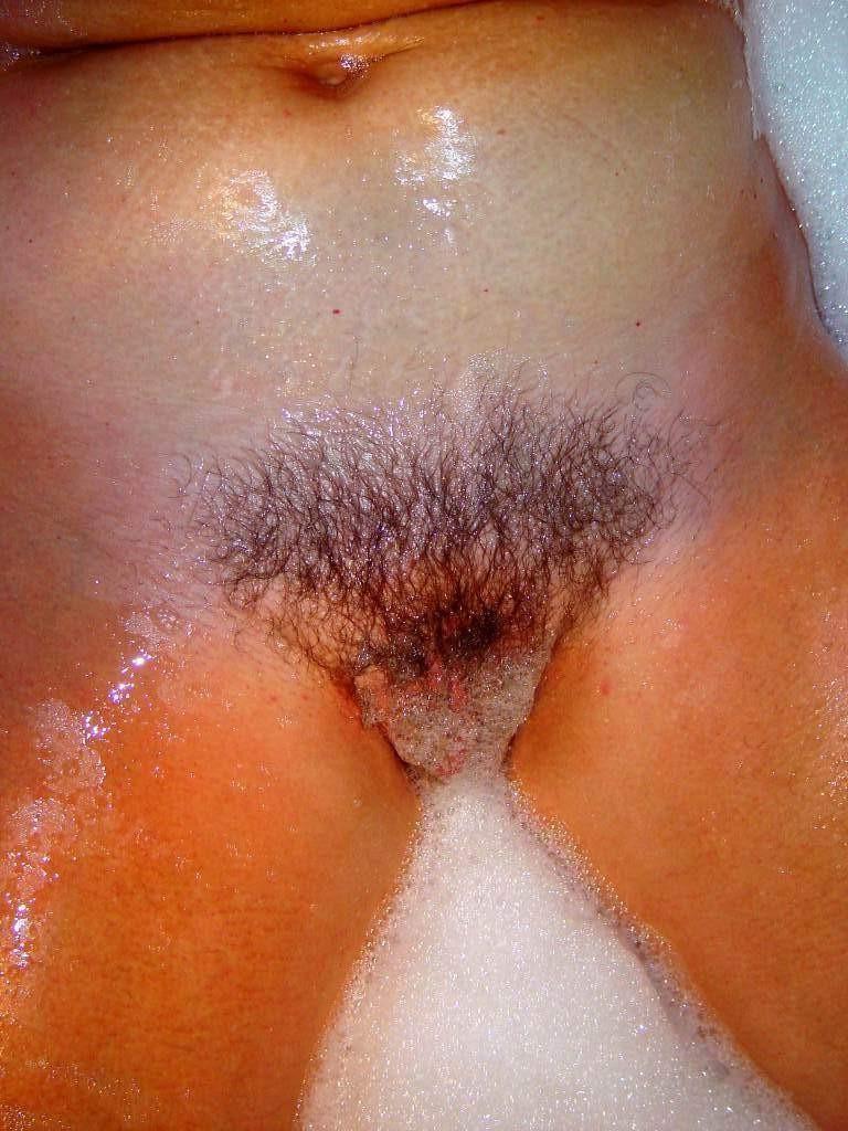 16P Blonde hairy granny spreads wet mature pussy in the bathtub