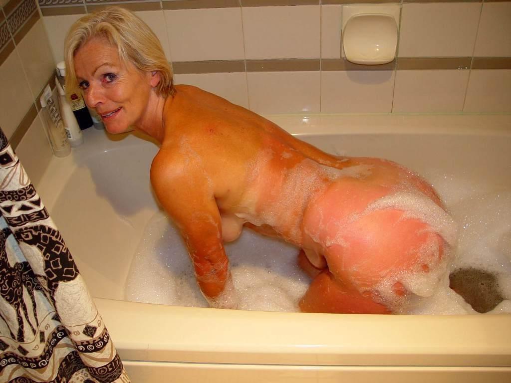 16P Blonde hairy granny spreads wet mature pussy in the bathtub