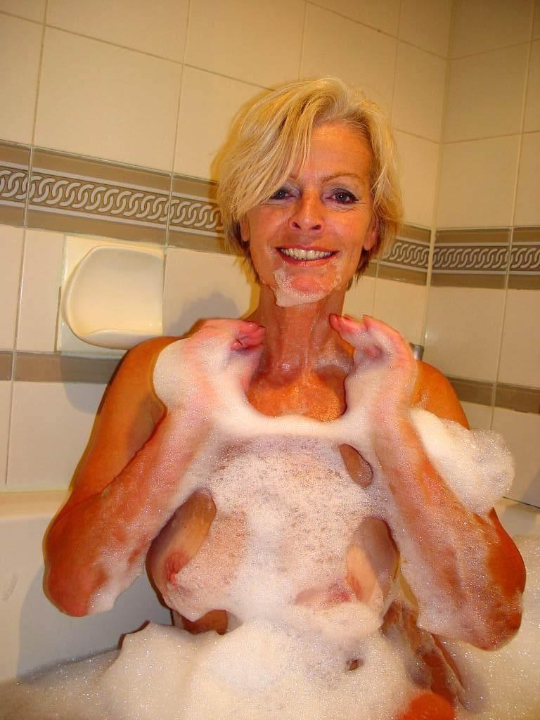 16P Blonde hairy granny spreads wet mature pussy in the bathtub