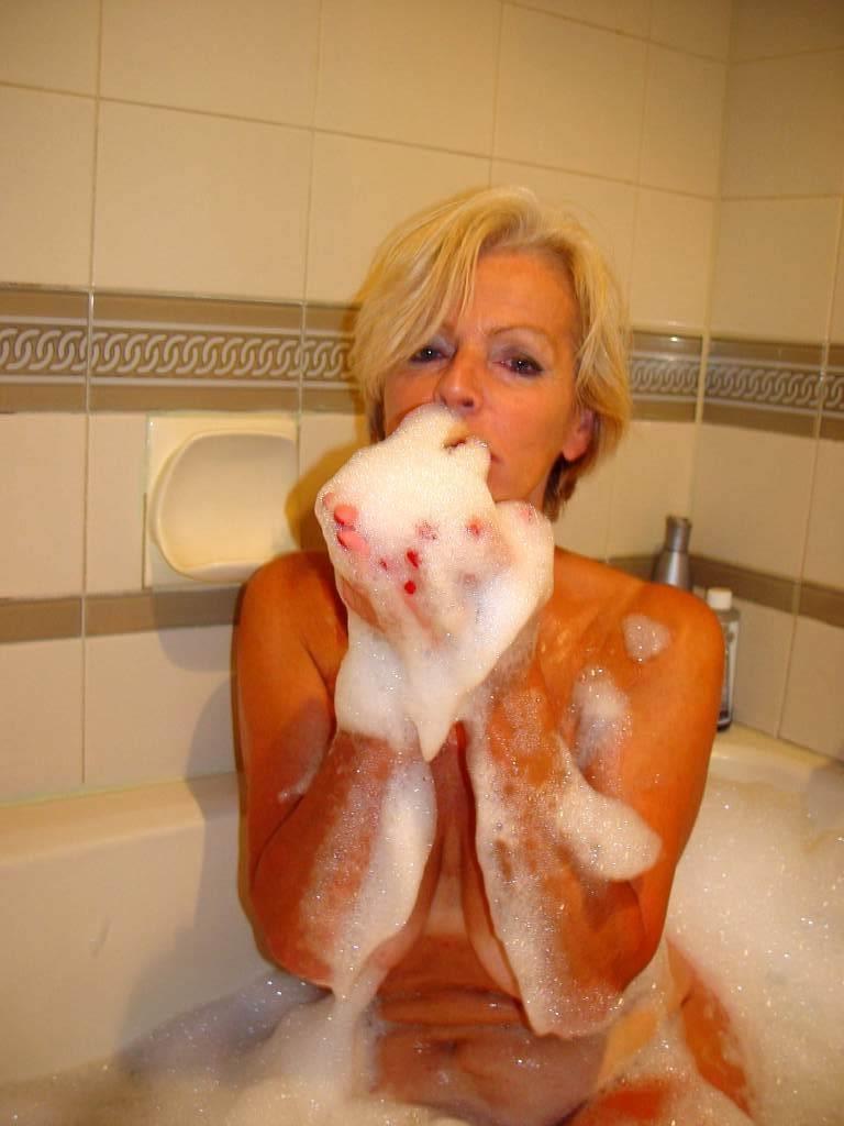 16P Blonde hairy granny spreads wet mature pussy in the bathtub
