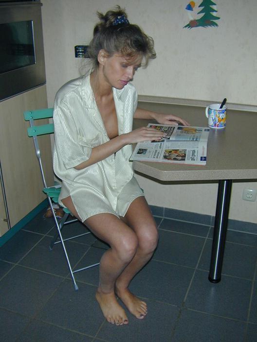16P Amateur Mom in Gown Spreads Legs at Home