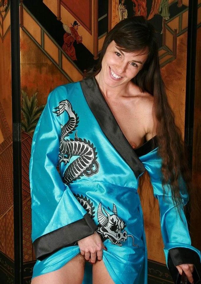 14P Hot mature showing off her hairy pussy