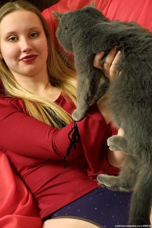 15P Long blonde hair and suckable tits on this hairy pussy chick