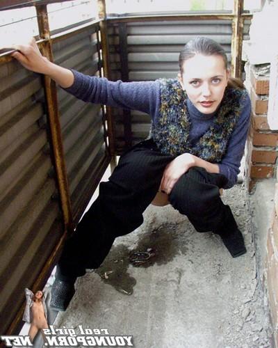 15P Really sexy girl next door peeing