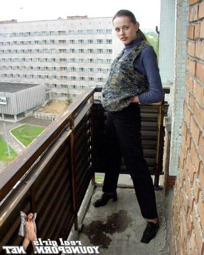 15P Really sexy girl next door peeing