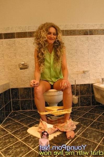 15P Smoking amateur chick peeing in toilet