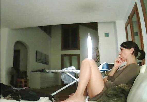 25P Hidden Cam Catches Housewife