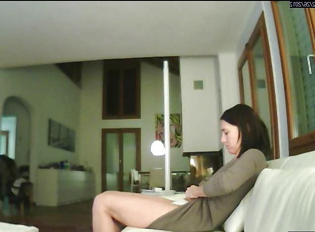 25P Hidden Cam Catches Housewife