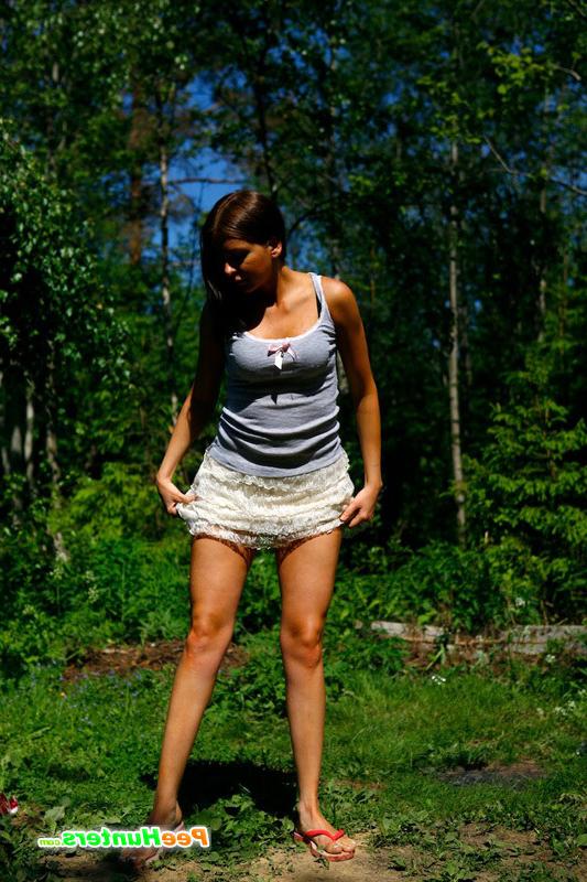 16P Booty babe and her first pissing porn experiments