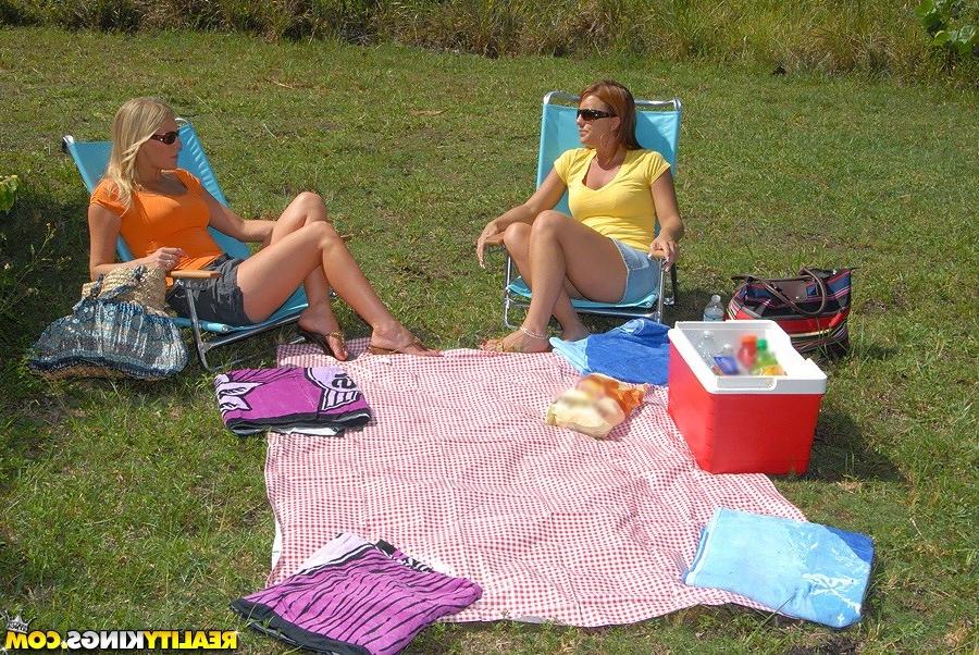20P Bree and Olivia went to the park to have a picnic. Bree conveniently picked a se