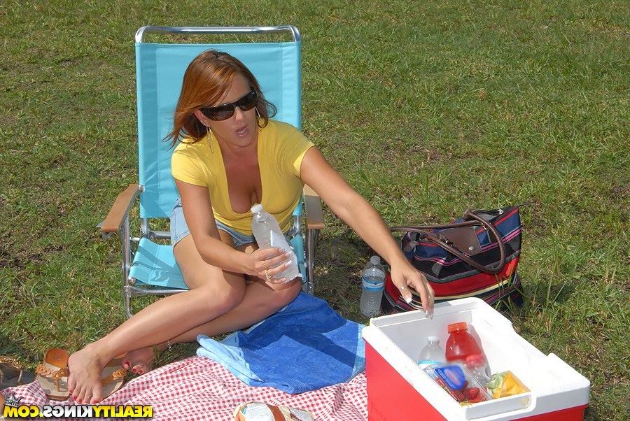 20P Bree and Olivia went to the park to have a picnic. Bree conveniently picked a se