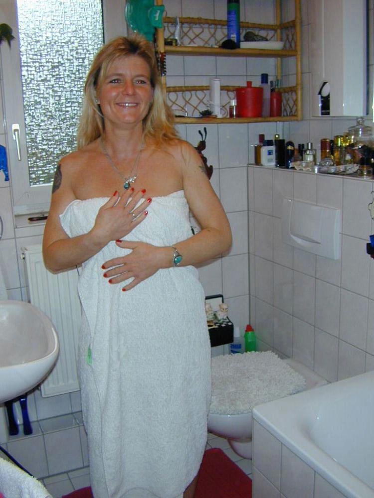 17P Small Tit Blonde House Wife Shaving Her Snatch In The Shower