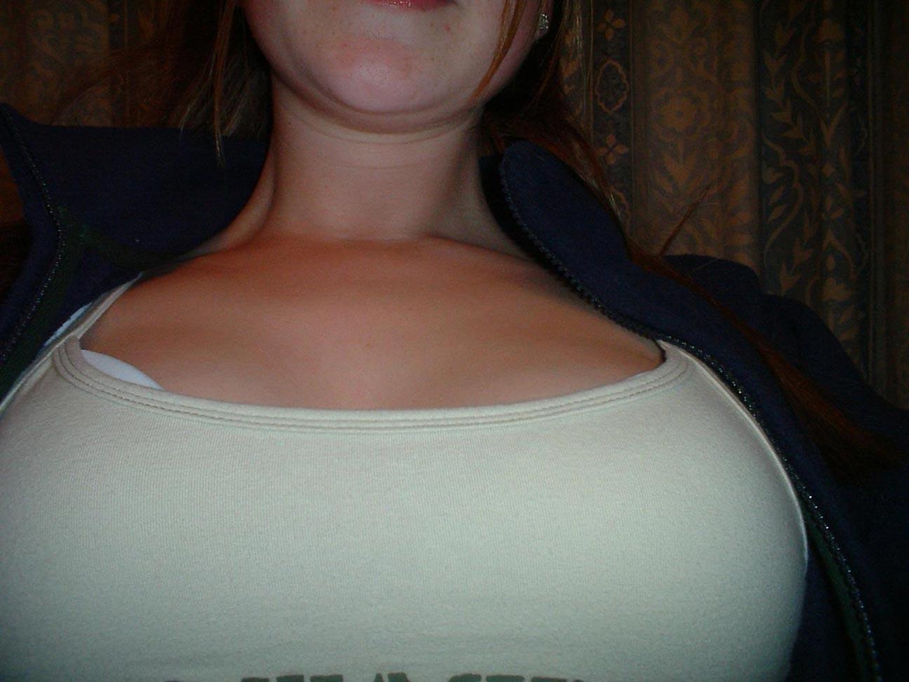 20P Amateur housewife posing naked at home