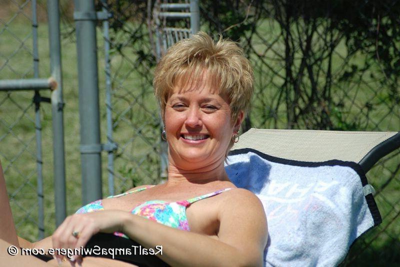 15P Swinger mom Tracy getting naked in the garden