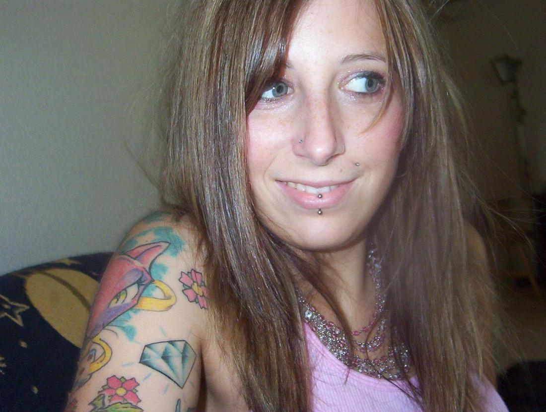 20P Amateur girlfriend sucks cock on her bed at home