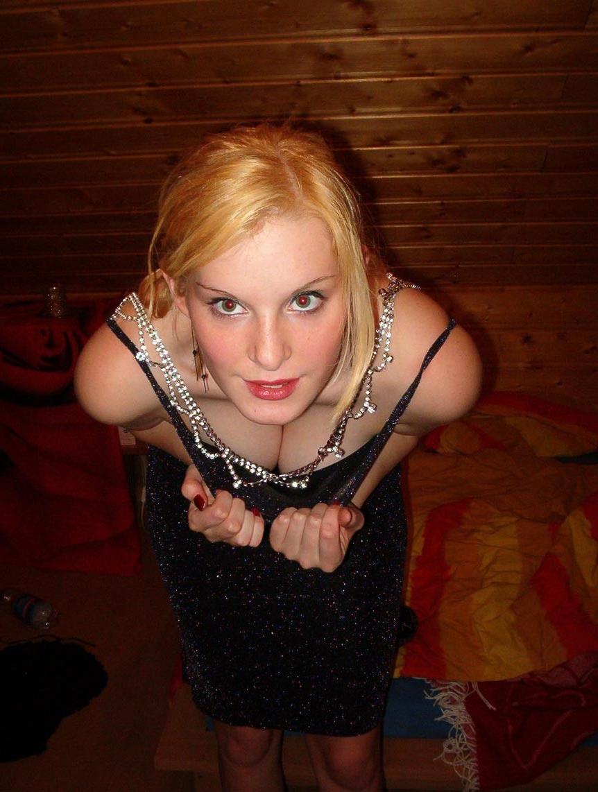 20P Hot blonde amateur girlfriend suck and fuck at home
