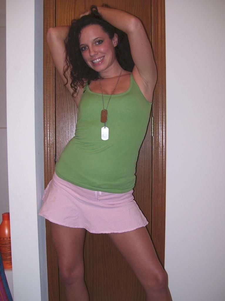 20P Amateur sexy girlfriend naked and sucking cock at home
