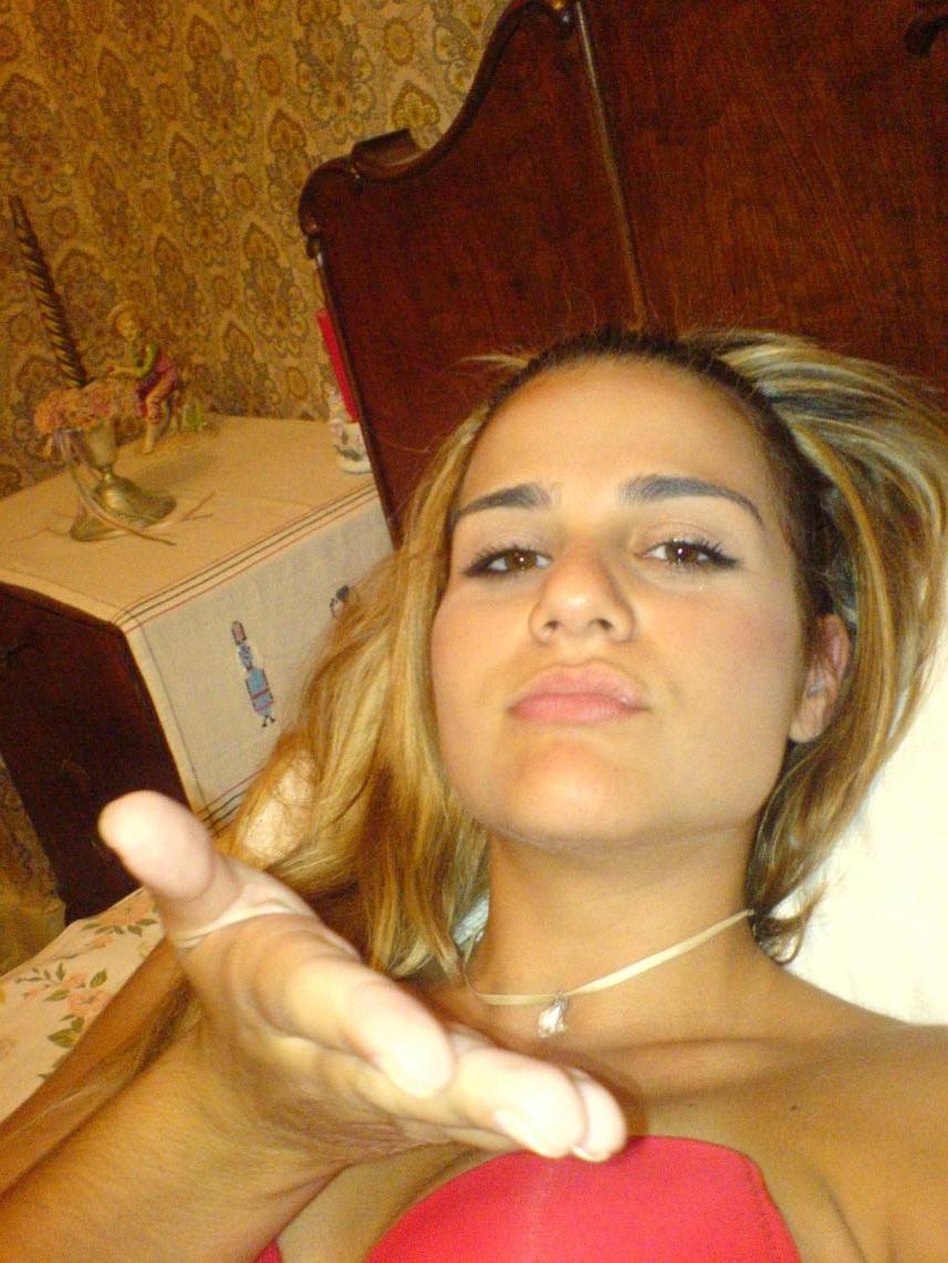20P Amateur blonde girlfriend posing naked at home