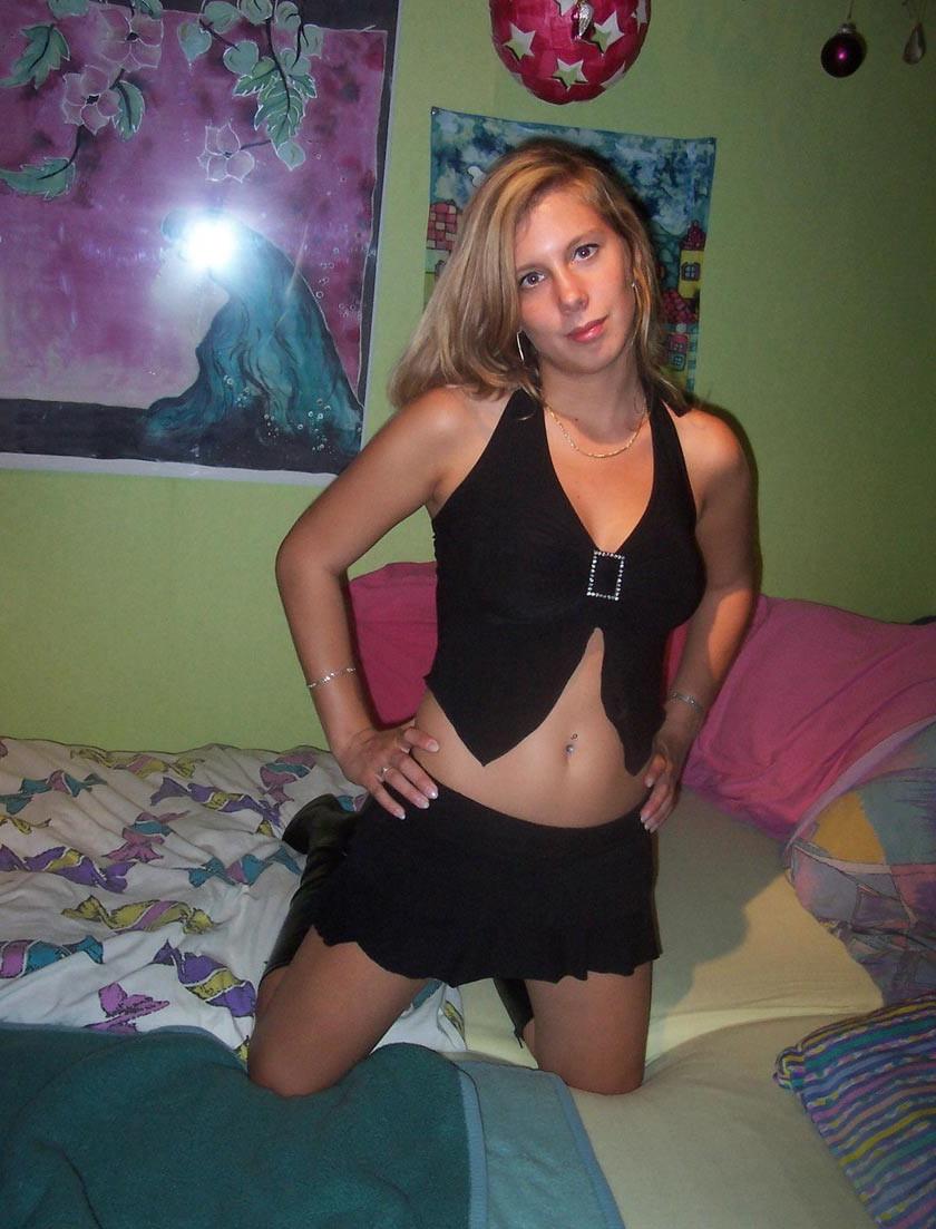 20P Amateur housewife posing naked at home