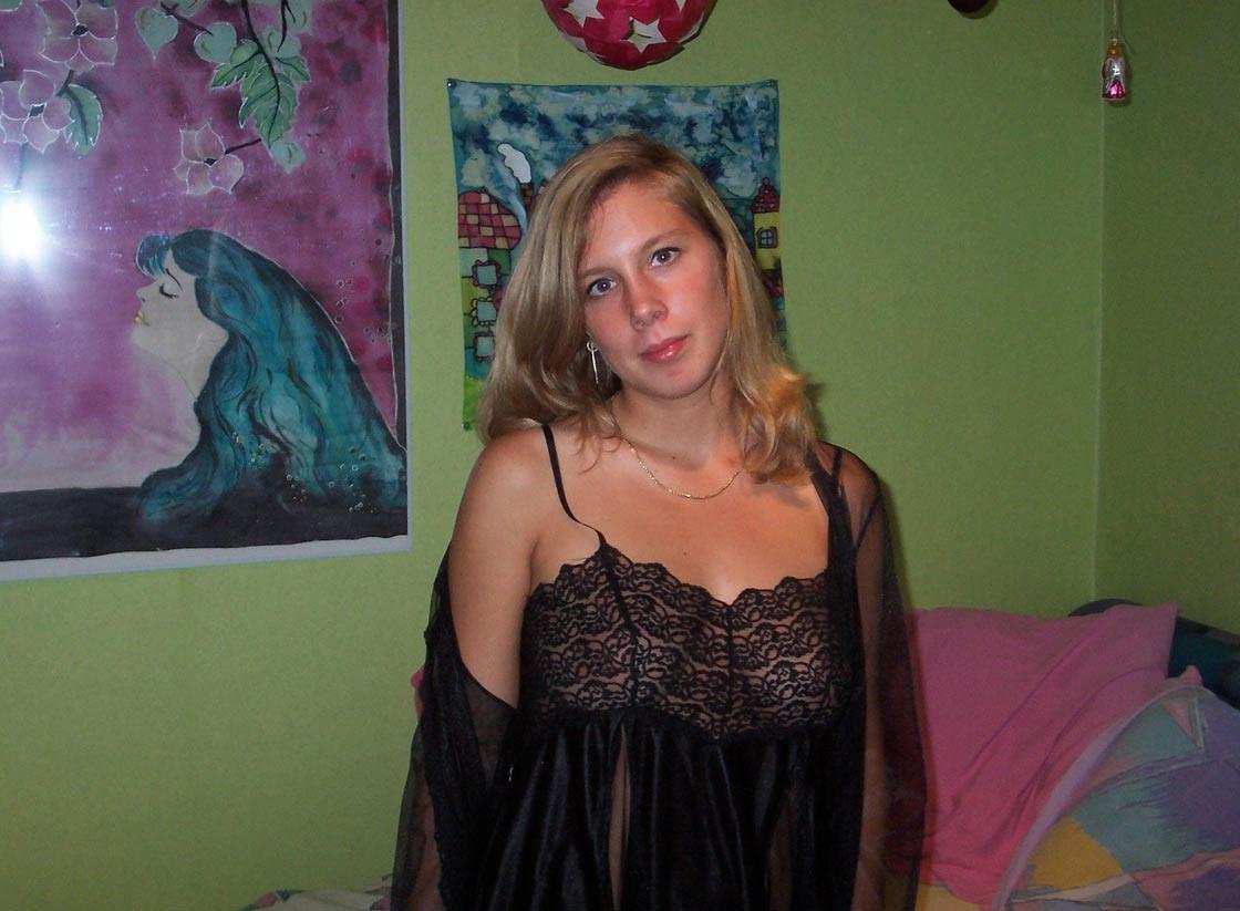 20P Amateur housewife posing naked at home