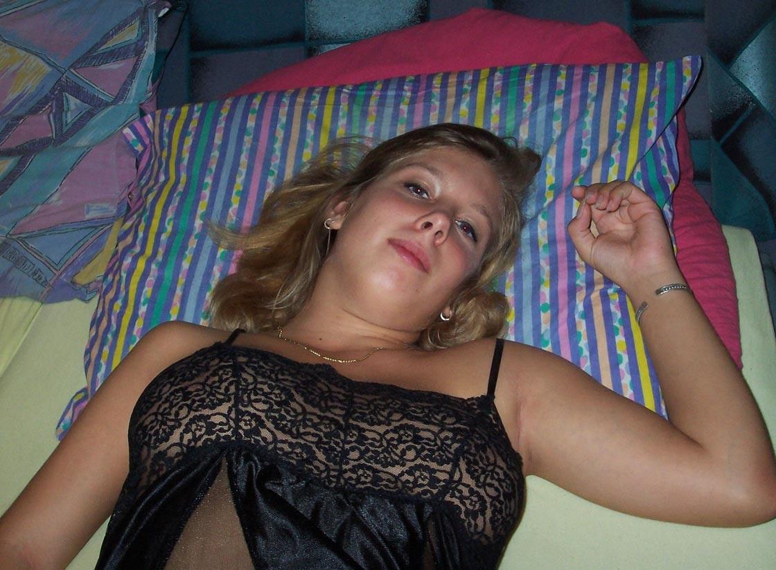 20P Amateur housewife posing naked at home