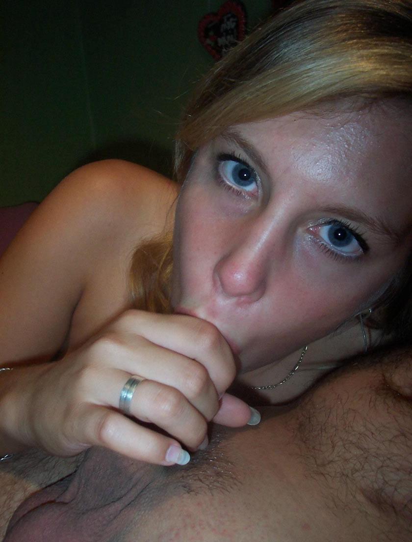20P Amateur housewife posing naked at home