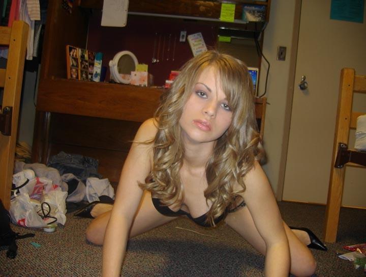 20P Hot amateur girlfriend posing naked at home
