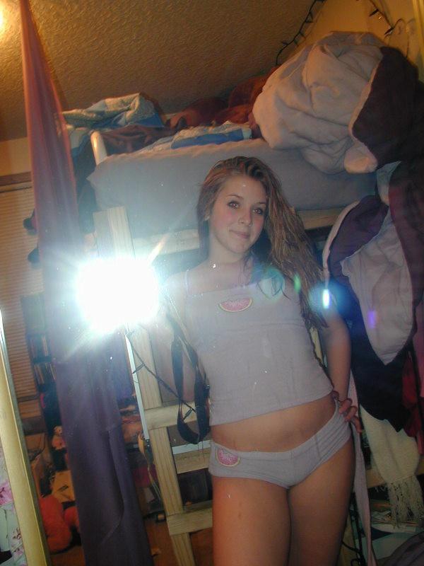 20P Amateur girlfriend selfshooting naked at home