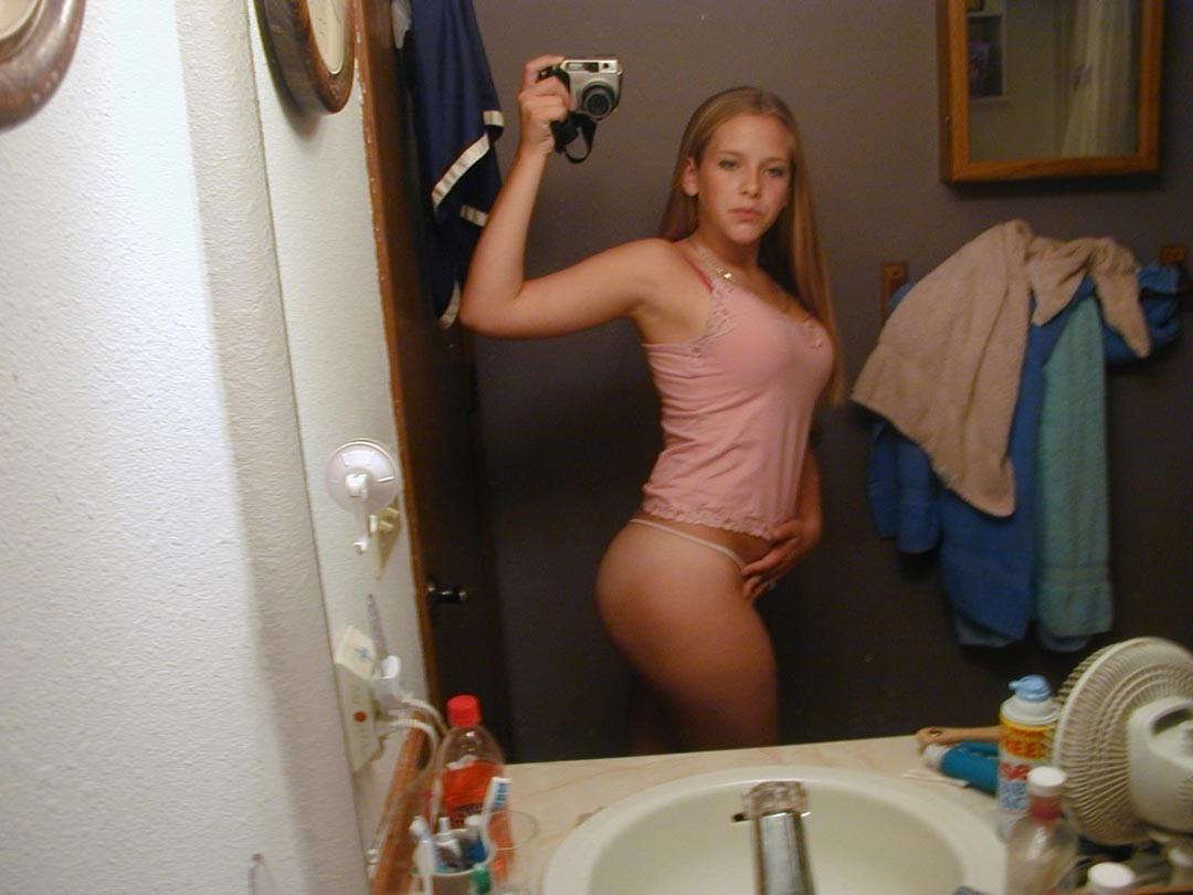 20P Amateur girlfriend selfshooting naked at home