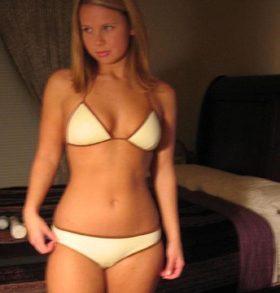 20P Cute amateur girlfriend posing naked at home
