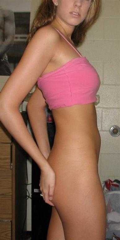 20P Awesome amateur girlfriend posing naked at home