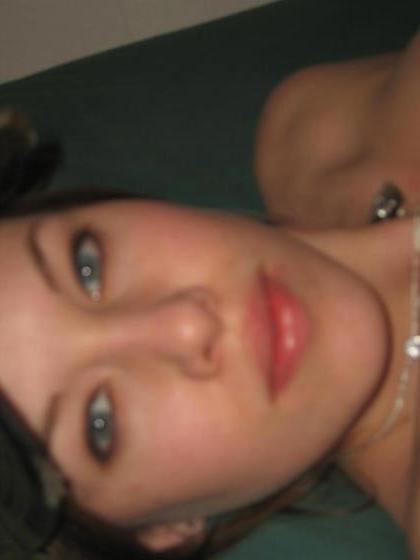 20P Amateur girlfriend with nice boobs posing naked at home