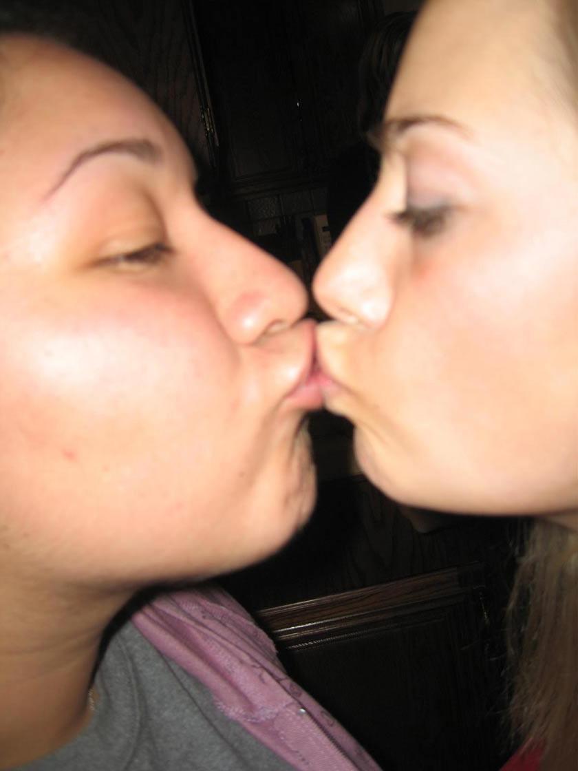 20P Amateur girlfriend with nice boobs posing naked at home