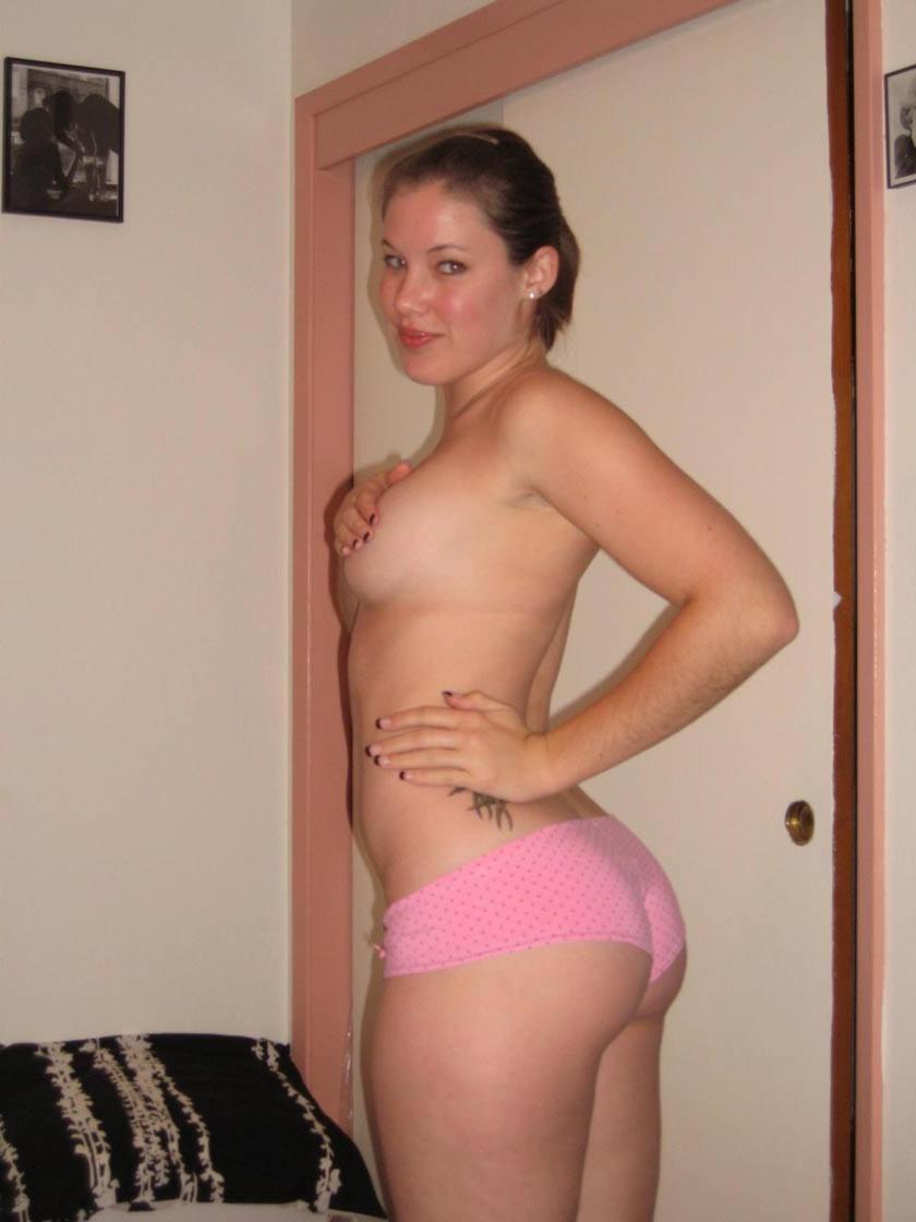 20P Amateur girlfriend with nice boobs posing naked at home