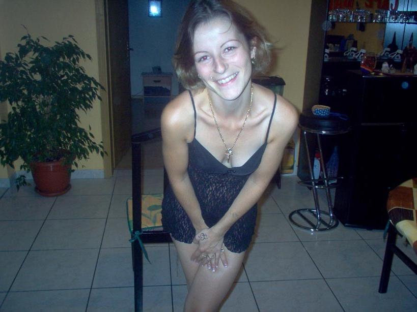 20P Amateur brunette girlfriend sucking dick at home