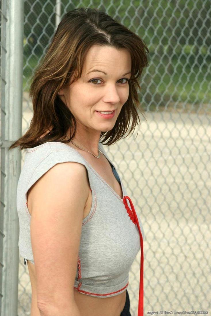 15P Horny milf stripping naked and spreading in the park