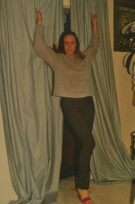 16P Posing Amateur Brunette Mom Strips At Home