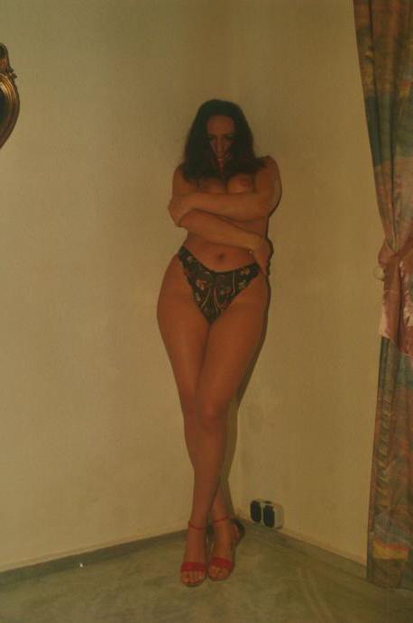16P Posing Amateur Brunette Mom Strips At Home