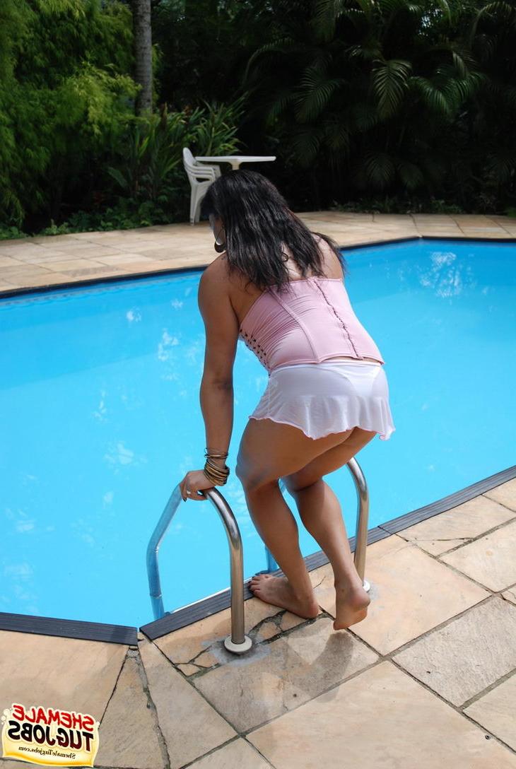 11P Busty shemale masturbating by the pool