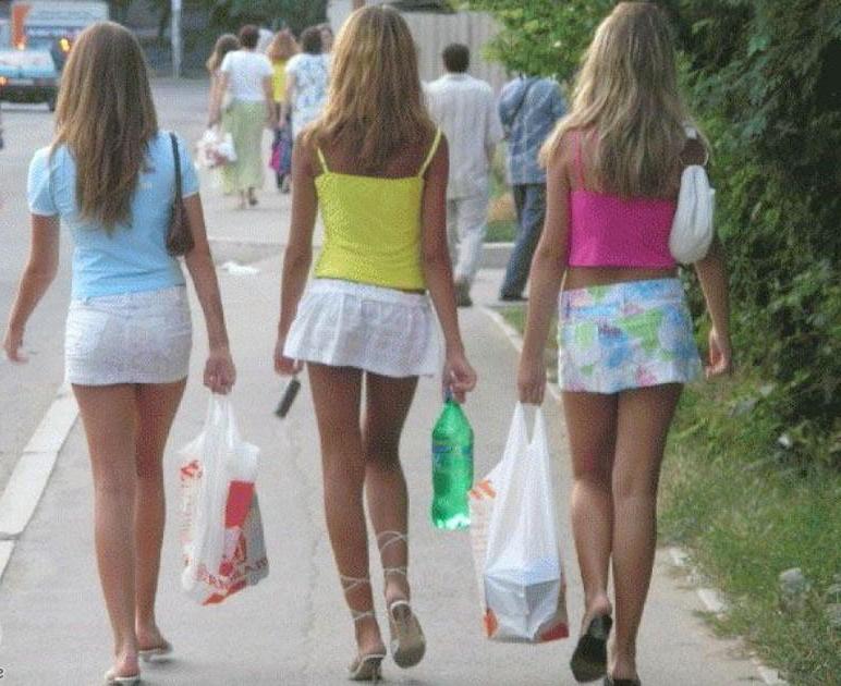 16P Two Trailer-Trash Sisters Make Out Topless While Home Alone