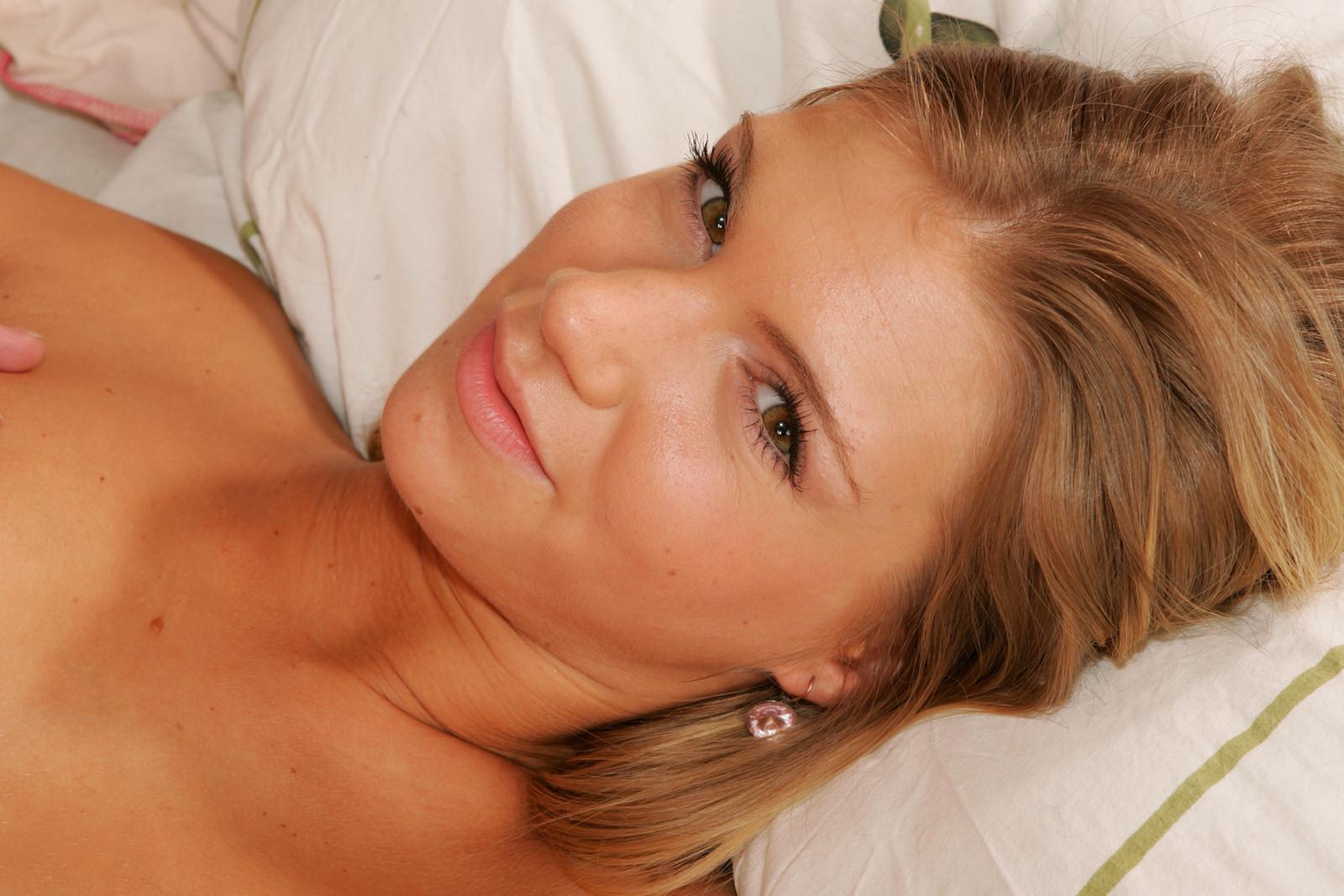 16P Blonde and brunette teen share dildo