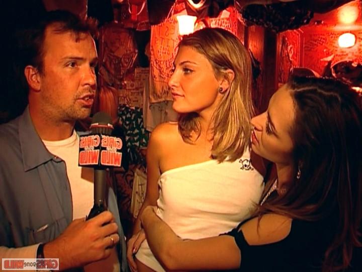 10P Two drunk horny girlfriends kissing